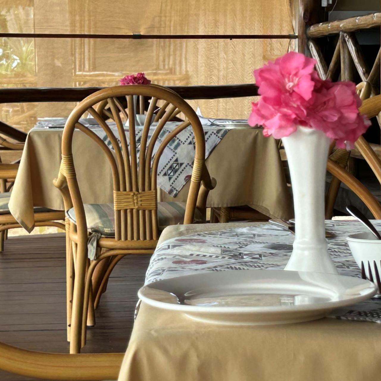 Barry'S Beach Resort Mkwaja ภายนอก รูปภาพ