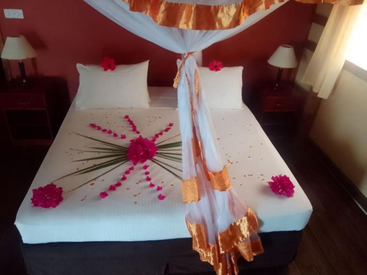 Barry'S Beach Resort Mkwaja ภายนอก รูปภาพ